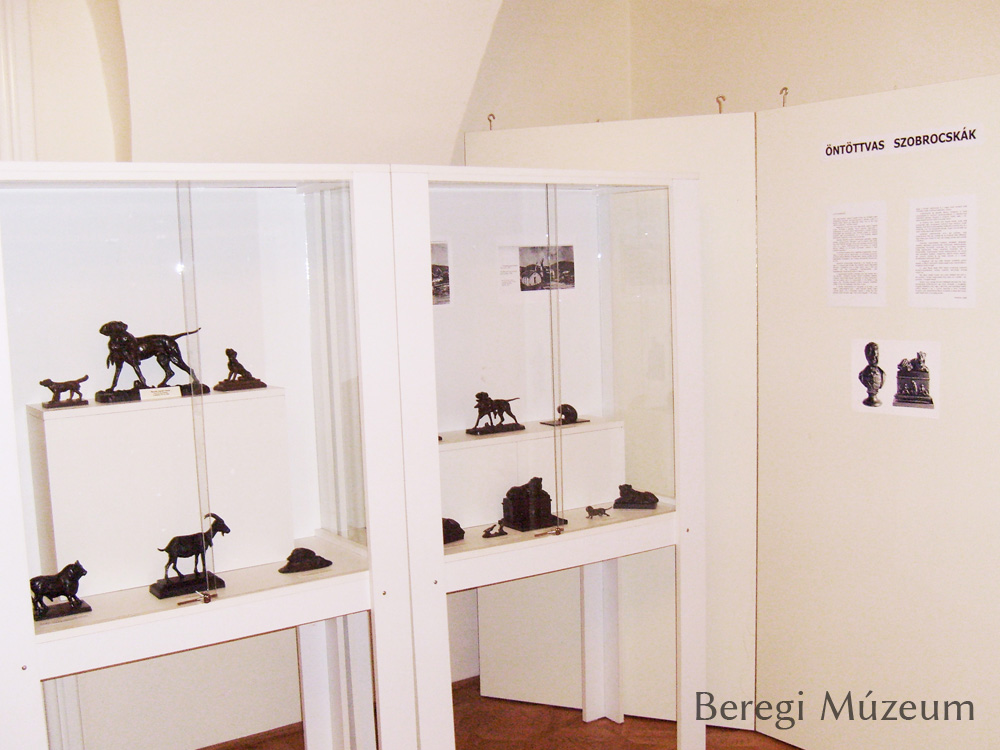 Az Öntöttvas szobrocskák című kiállítás részlete, bal alsó sarokban a bikával